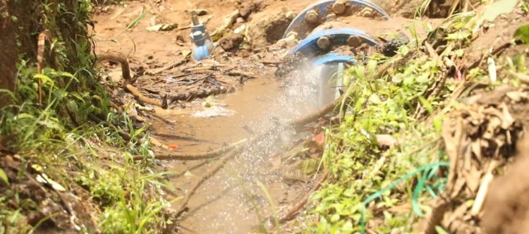 Musanze: Bahangayikishijwe n'itiyo imaze igihe kirenga umwaka imena amazi mungo zabo