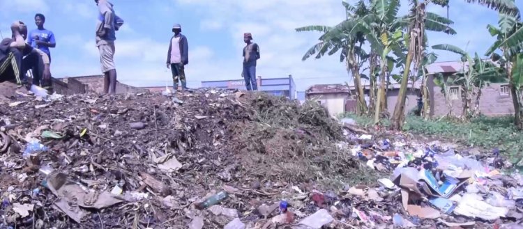 Gisagara: Abarema n'abaturiye isoko rya Ndora babangamiwe n'umunuko uva mu kimoteri cy'imyanda