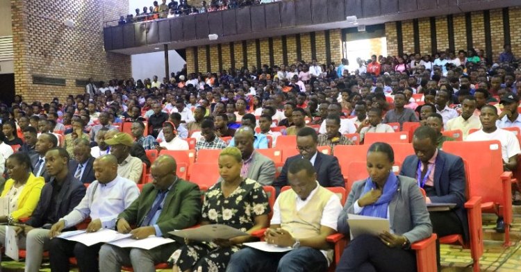 Urubyiruko rwakuriweho umupaka uri hagati yarwo n'isoko ry'umurimo