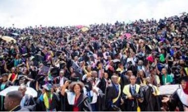 Abakobwa kakiri bato bazitiwe no kubura abo bafatiraho urugero.