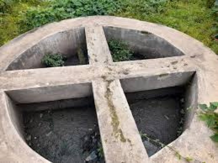 Musanze - Kinigi: Bahangayikishijwe n'umwanda uva mu byobo bidasakaye by'uwo mudugudu.