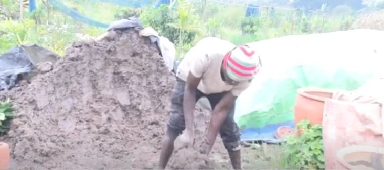 Abakora umwuga wo kubumba barataka ingaruka baterwa no gukorera ahantu hato