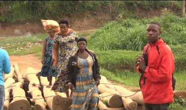 Gatsibo: Residents express concern about the slippery wooden bridge