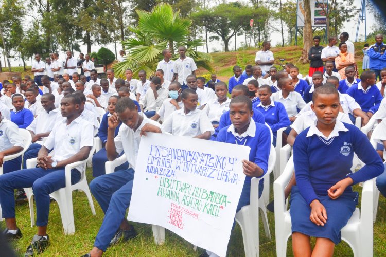 Urubyiruko rurasabwa guhitamo icyiza bakirinda ababashuka