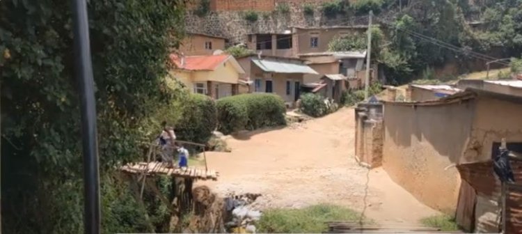 Barasaba kubakirwa ruhurura n’ikiraro kinyura hagati y’ingo zabo