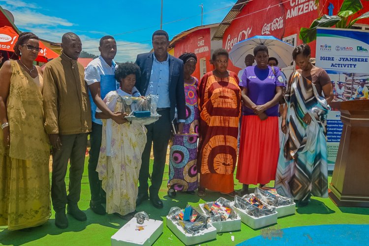 Nyarugenge: Abagore bahawe imashini zo kudoda n'amafaranga byo kwiteza imbere