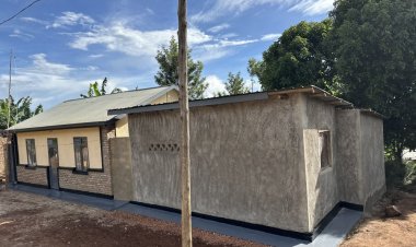 Rwamagana: Uwarokotse agasigara ari incike  wabaga mu nzu ishaje  yashyikirijwe inzu n'abanyeshuli 