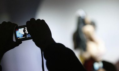 Abanyuza amashusho y'urukozasoni ku mbuga nkoranyambaga bazajya babihanirwa