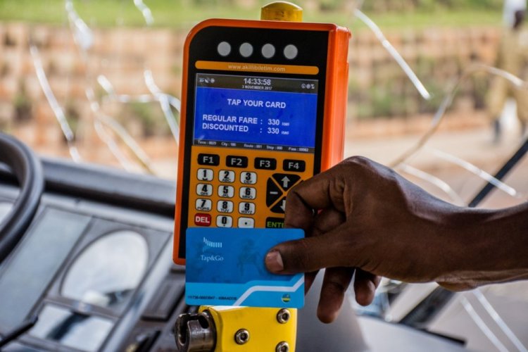 Abakoresha imodoka rusange bavuga ko hari igihe bibwa n’ababashyirira amafaranga ku ikarita