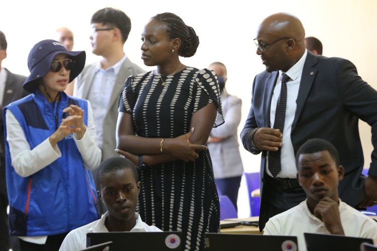 Ibigo by’amashuri byose bigiye guhabwa icyumba cy’ikoranabuhanga mu rwego rwo gufasha abanyeshuri