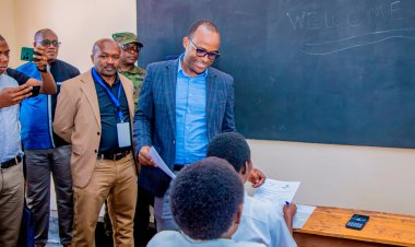 Minisitiri w’uburezi Gaspard Twagirayezu yasabye abanyeshuri gukora ibizamini batuje