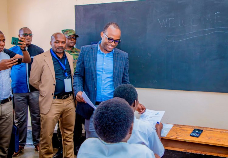 Minisitiri w’uburezi Gaspard Twagirayezu yasabye abanyeshuri gukora ibizamini batuje