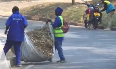 Abakora isuku mu mihanga barasaba kongererwa umushahara