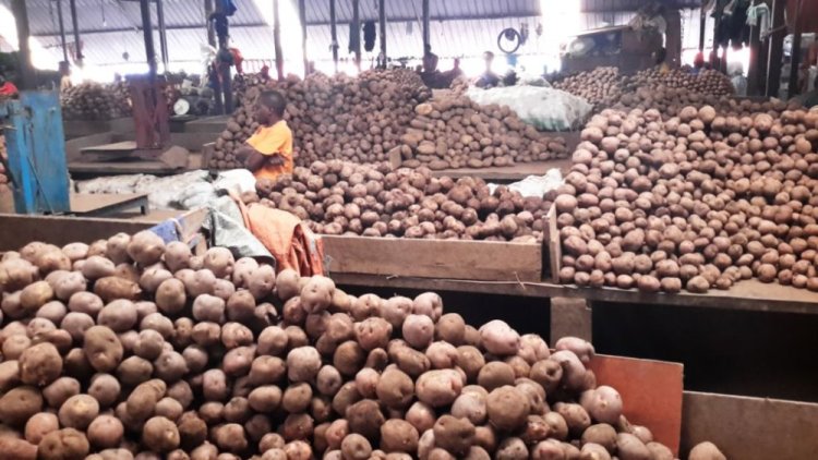 Abaturage barinubira ibura n'ihenda ry'ibirayi ku isoko