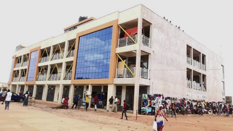 Kayonza: Abacururiza hejuru y'isoko rya Kabarondo baratabaza 