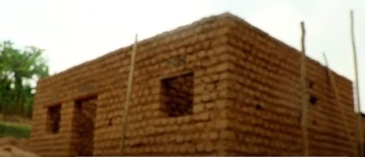 Gakenke: Abemerewe isakarobakubaka amazu bahangayikishijwe nuko imvura igiye gusanga nta mabati barabona