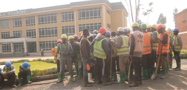 Nyabihu: Abarenga 100 mu bubaka amashuri baje kwishyuza amafaranga bakoreye ku karere