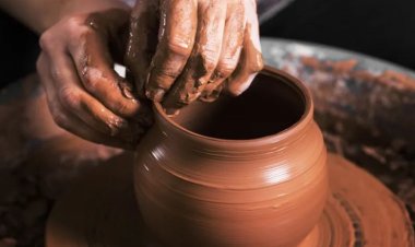 Huye: Abakora umwuga w’ububumbyi barasaba aho bakura ibumba hazwi