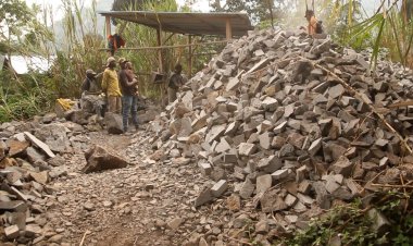 Musanze: babangamiwe n’inganda ziconga amabuye ziri mu ngo  zibica amatwi