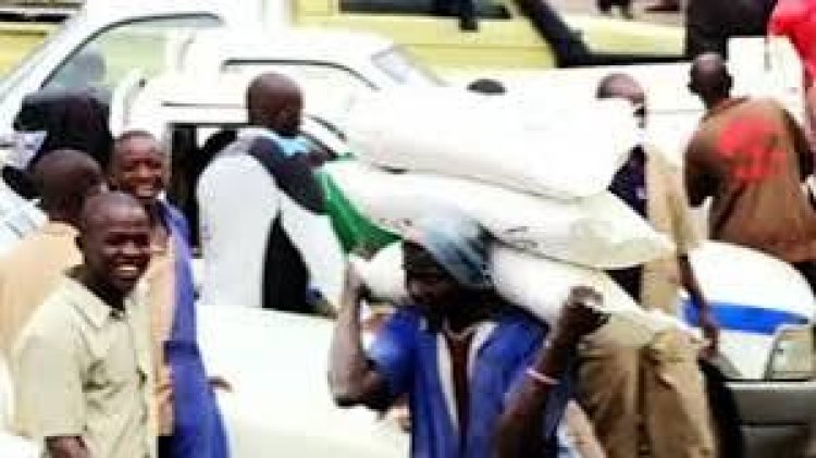 Abakarani ngufu bakorera mu isoko rya zinia babangamiwe nuko koperative yabo ntacyo ibamariye