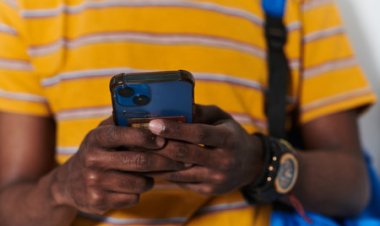 Urubyiruko ruragirwa inama yo gukoresha Telephone mu bibyara inyungu