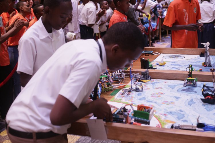 Abanyeshuri biga ibya AI na Robotics bagiye koroherezwa kubona ibikoresho byo kwigiraho