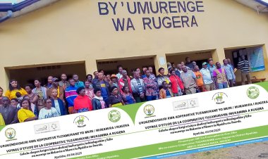 Abagore b'abahinzi bagize koperative Tuzamurane bari mu ntambwe zo gukora ubihinzi bwo muri Green house