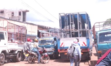 Abashoferi batwara imodoka z'imizigo barinubira amande bacibwa na Rwanda Revenue Authority