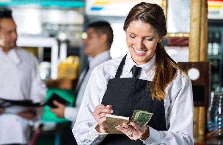 Abakora mu mirimo itandukanye ntibavuga rumwe ku gutanga cyangwa kwakira agashimwe (tip)