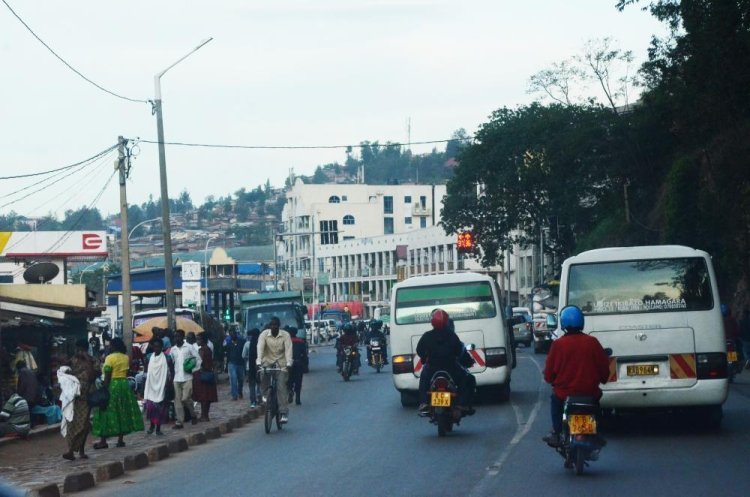 Abakoresha umuhanda Kigali - Muhanga ntibishimira icyemezo cyo gusubiza inyuma ibikorwa byo kuwagura