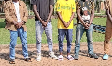 Bari barayogoje abaturage i Kayonza na Gatsibo, bakabikora bambaye impuzankano z'abanyerondo