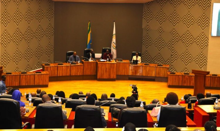 Abakozi b'Inkiko bagaragarije Perezida w'Urukiko rw'Ikirenga ibibazo bibugarije