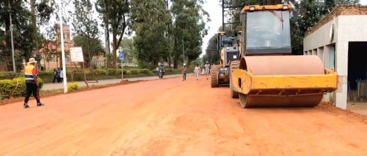 Rwamagana: Abakorera umuhanda  wa kaburimbo barataka kwamburwa na kampani ibakoresha