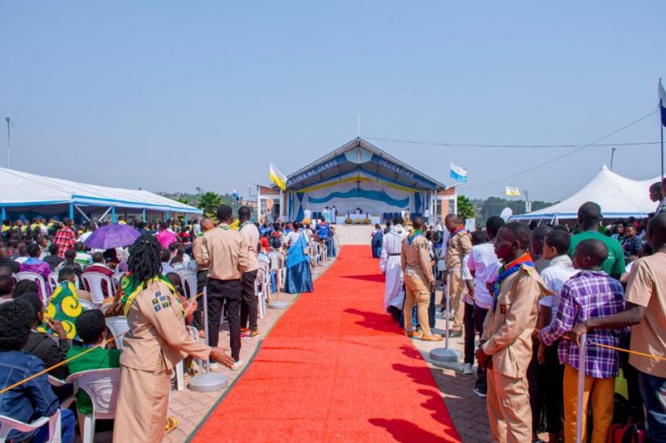 Kibeho hateraniye imbaga y'Abakristu Gatolika baje mu rugendo nyobokamana no mu gitambo cya Misa (Amafoto)