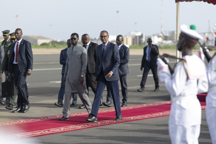 Amafoto:  Perezida Kagame yakiriwe mu buryo budasanzwe i Dakar muri Senegal
