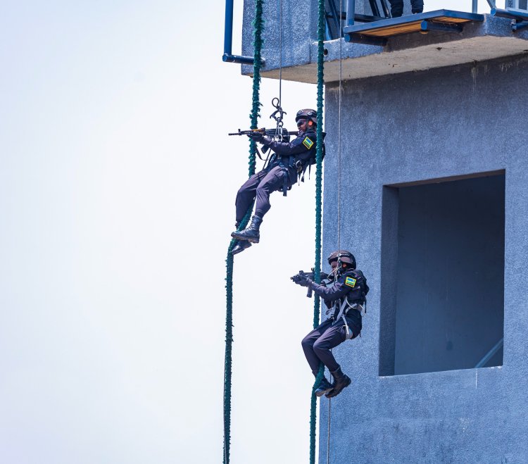 Abapolisi 24 basoje amasomo y'umutwe wihariye mu gukoresha intwaro n’amayeri yihariye ku rugamba ( Amafoto)