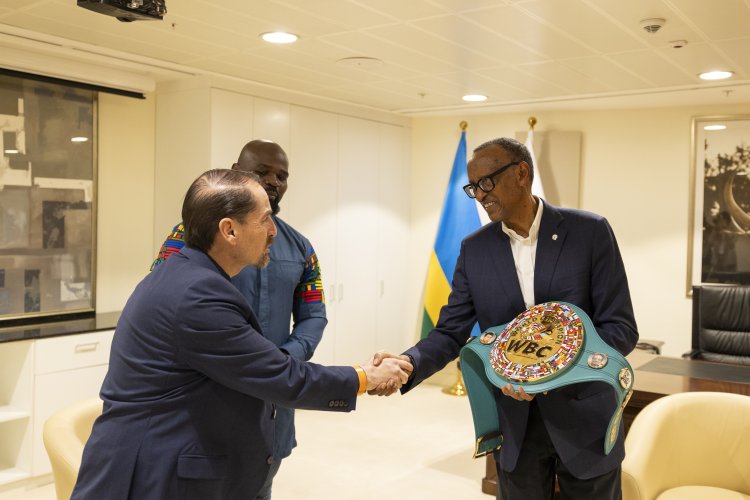 Perezida Kagame yahawe impano na Carlos Takam rurangiranwa mu mukino w’iteramakofe (Amafoto)