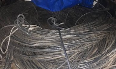 Batatu bafatanywe metero zisaga 250 z’insinga z’amashanyarazi bikekwa ko ari inyibano