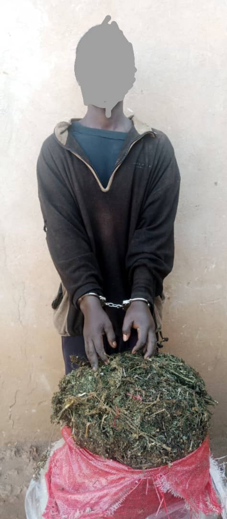 Burera: Umugabo yafashwe amaze kwambutsa umupaka ibilo 20 by’urumogi