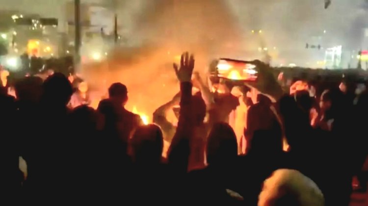 Iran ikomeje kuba mu mwijima w’itumanaho, mugihe abarenga 580 bamaze kugwa mu myigaragambyo 