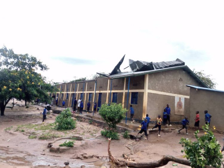 Kayonza: Imvura irimo umuyaga yasenye amashuri n’inzu zirenga 20 (amafoto)